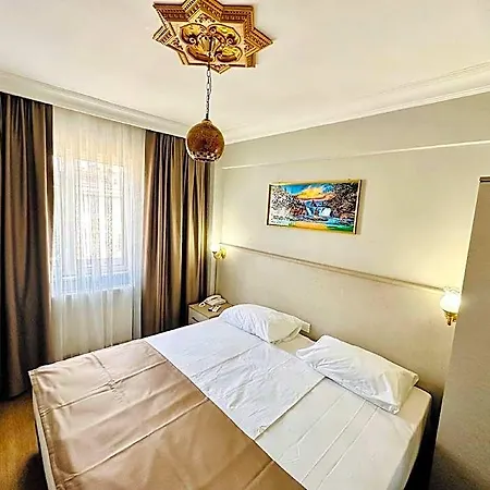 Crowned Exclusive Hotel 2*